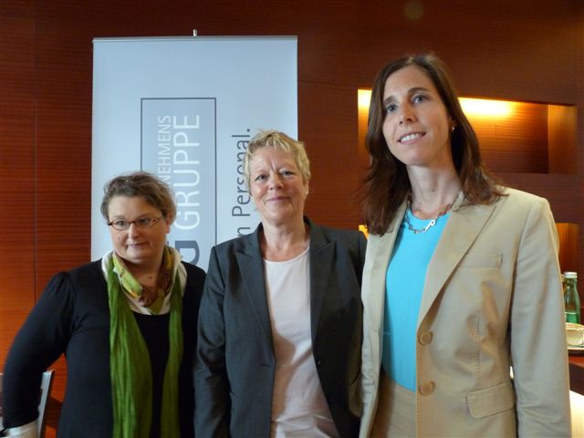 von links: Carlotta Köster-Brons, Geschäftsführerin Verband deutscher Unternehmerinnen (VdU), Sabine Bangert, Sprecherin für Arbeitsmarkt-­ und Kulturpolitik der Fraktion Bündnis 90/Die Grünen im Abgeordnetenhaus Berlin, und Moderatorin Stefanie Kirschner 
