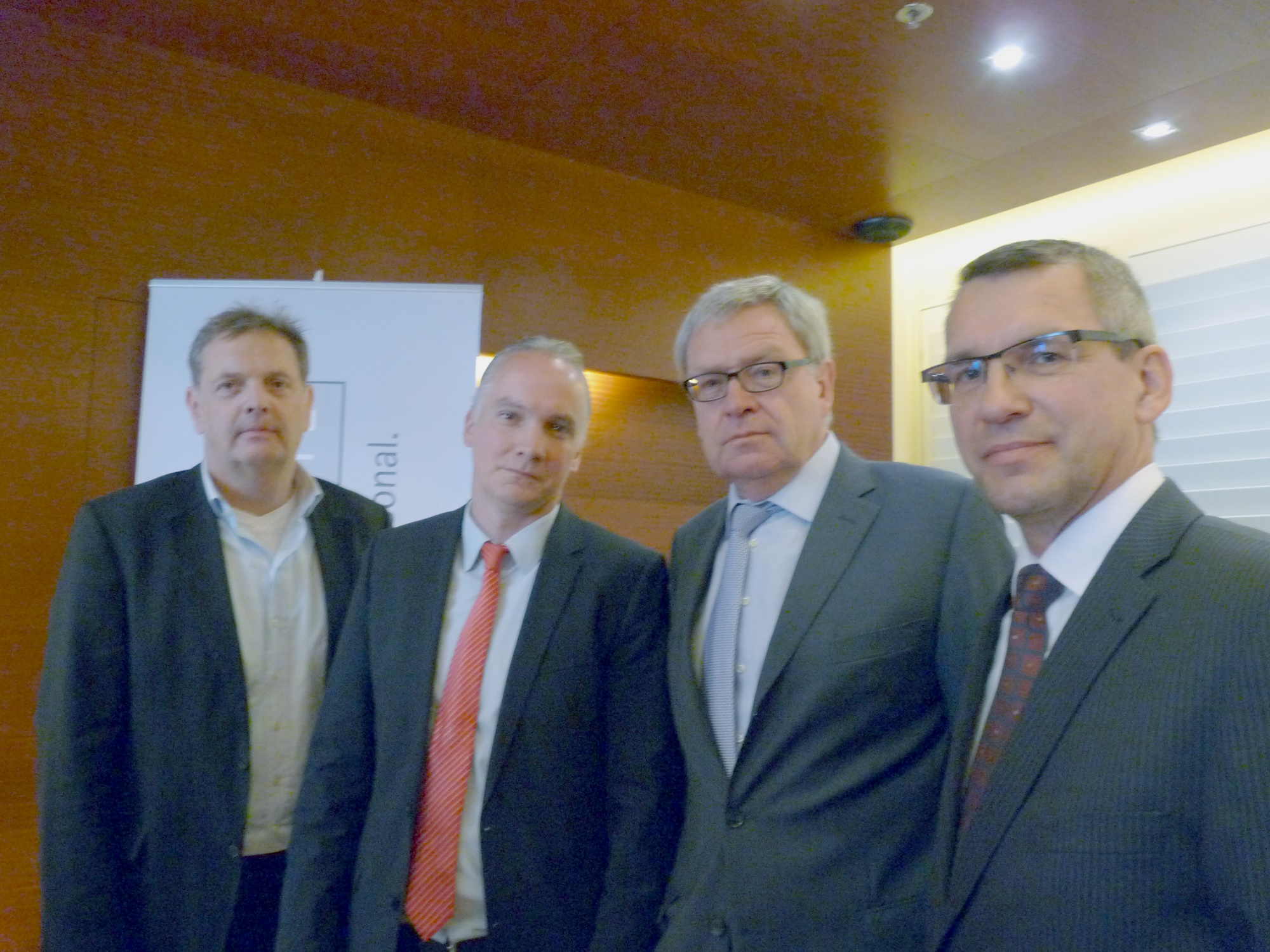 von links: Moderator Axel Vornbäumen, Dr. Dierk Hirschel, Abteilungsleiter Wirtschaft im ver.di-Bundesvorstand, Dieter Schweer, Mitglied der Hauptgeschäftsführung beim Bundesverband der Deutschen Industrie e.V. (BDI), und PEAG-Geschäftsführer Gerd Galonska