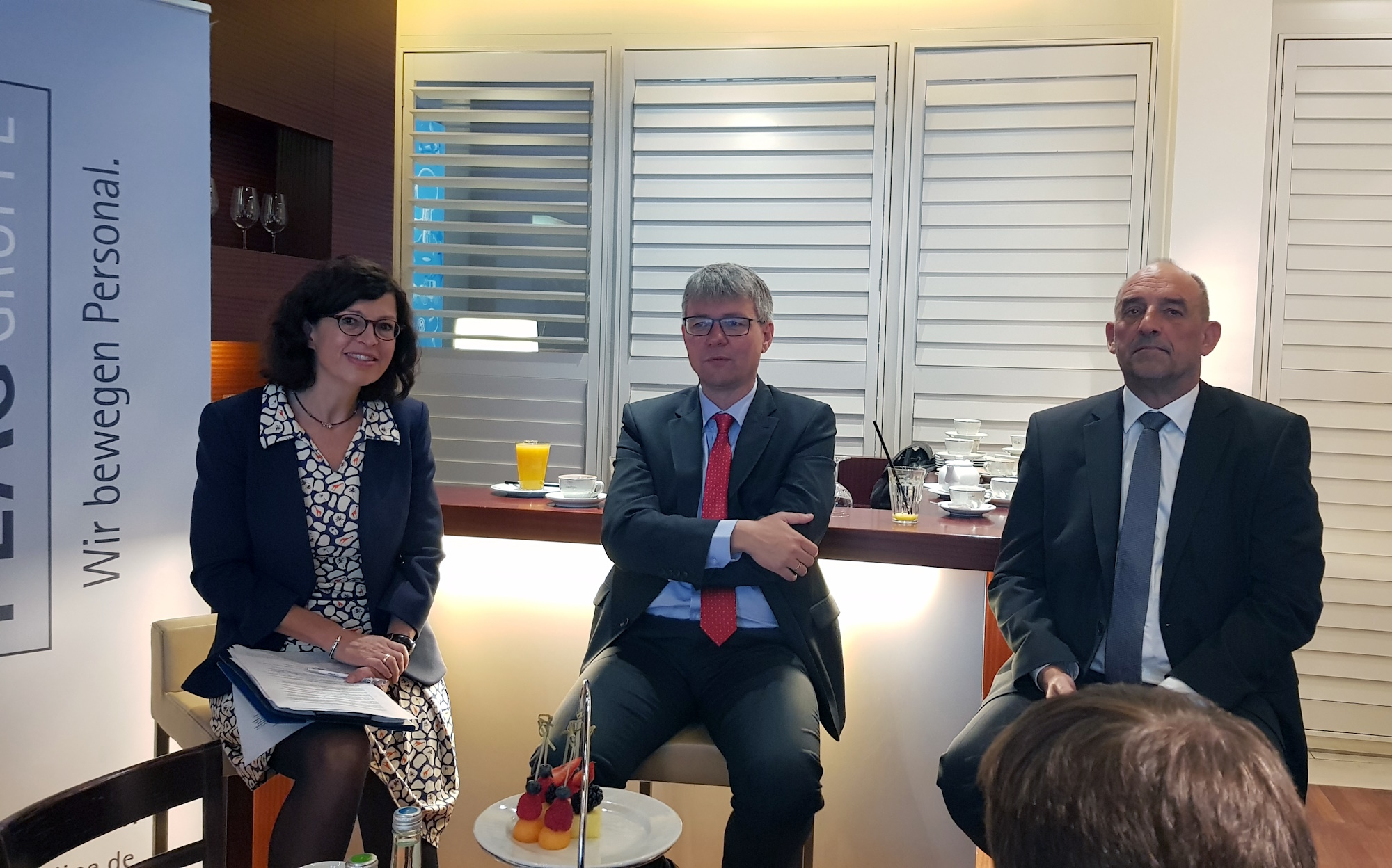 von links: Moderatorin Jaqueline Boysen, Dr. Achim Dercks, stellvertretender Hauptgeschäftsführer beim Deutschen Industrie- und Handelskammertag (DIHK), und Detlef Scheele, Vorstandsvorsitzender der Bundesagentur für Arbeit