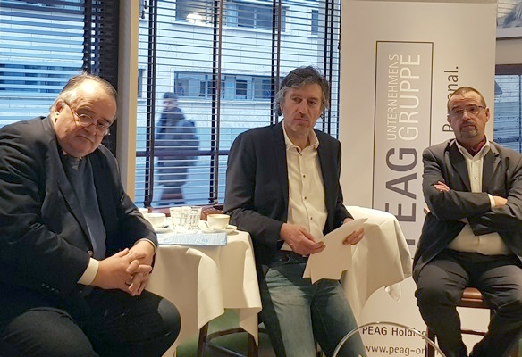 von links: Prof. Dr. Matthias Zimmer, MdB, CDU, Obmann im Ausschuss für Arbeit und Soziales, Moderator Gerhard Schröder und Christian Dopheide, Direktor der Ev. Stiftung Hephata Mönchengladbach und Vorstandsvorsitzender des Verbandes diakonischer Dienstgeber in Deutschland e.V. (VdDD) 