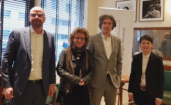 von links: Sven Kramer, Geschäftsführer der PEAG Holding GmbH, Beate Müller-Gemmeke, MdB, Sprecherin für ArbeitnehmerInnenrechte und aktive Arbeitsmarktpolitik der Bundestagsfraktion von Bündnis 90/Die Grünen, Moderator Gerhard Schröder und Jasmin Arbabian-Vogel, Präsidentin des Verbandes deutscher Unternehmerinnen (VdU)