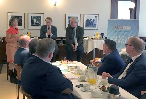 von links: Anette Kramme, Parlamentarische Staatssekretärin im Bundesministerium für Arbeit und Soziales, Oliver Zander, Hauptgeschäftsführer des Arbeitgeberverbandes Gesamtmetall, und Prof. Michael Burda, Leiter Institut für Wirtschaftstheorie der Humboldt-Universität