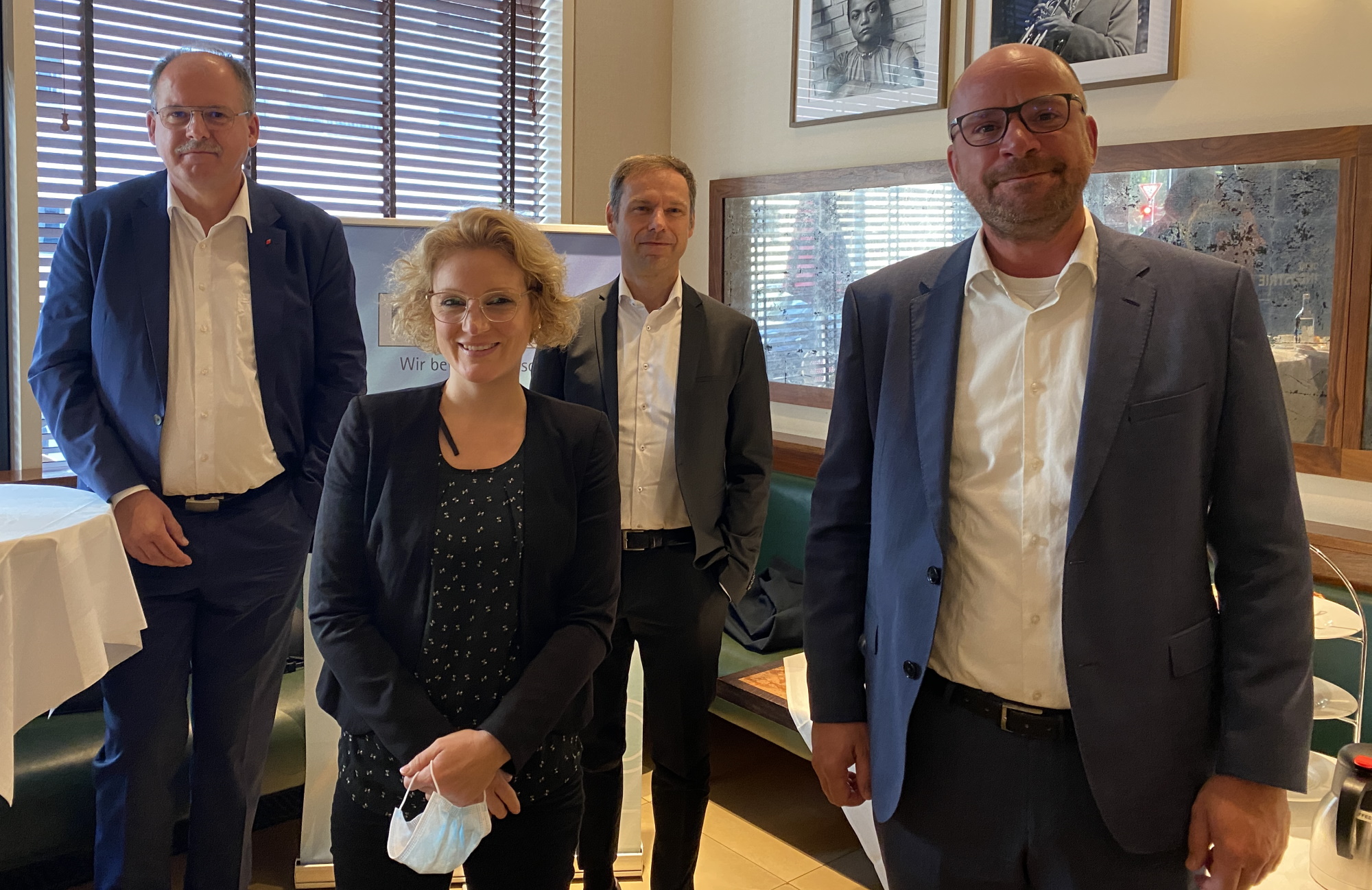 von links: Stefan Körzell, Mitglied des Geschäftsführenden Bundesvorstands des Deutschen Gewerkschaftsbundes, Moderatorin Tina Groll, Thorsten Alsleben, Hauptgeschäftsführer der Mittelstands- und Wirtschaftsunion, und Sven Kramer, Geschäftsführer der PEAG Holding GmbH