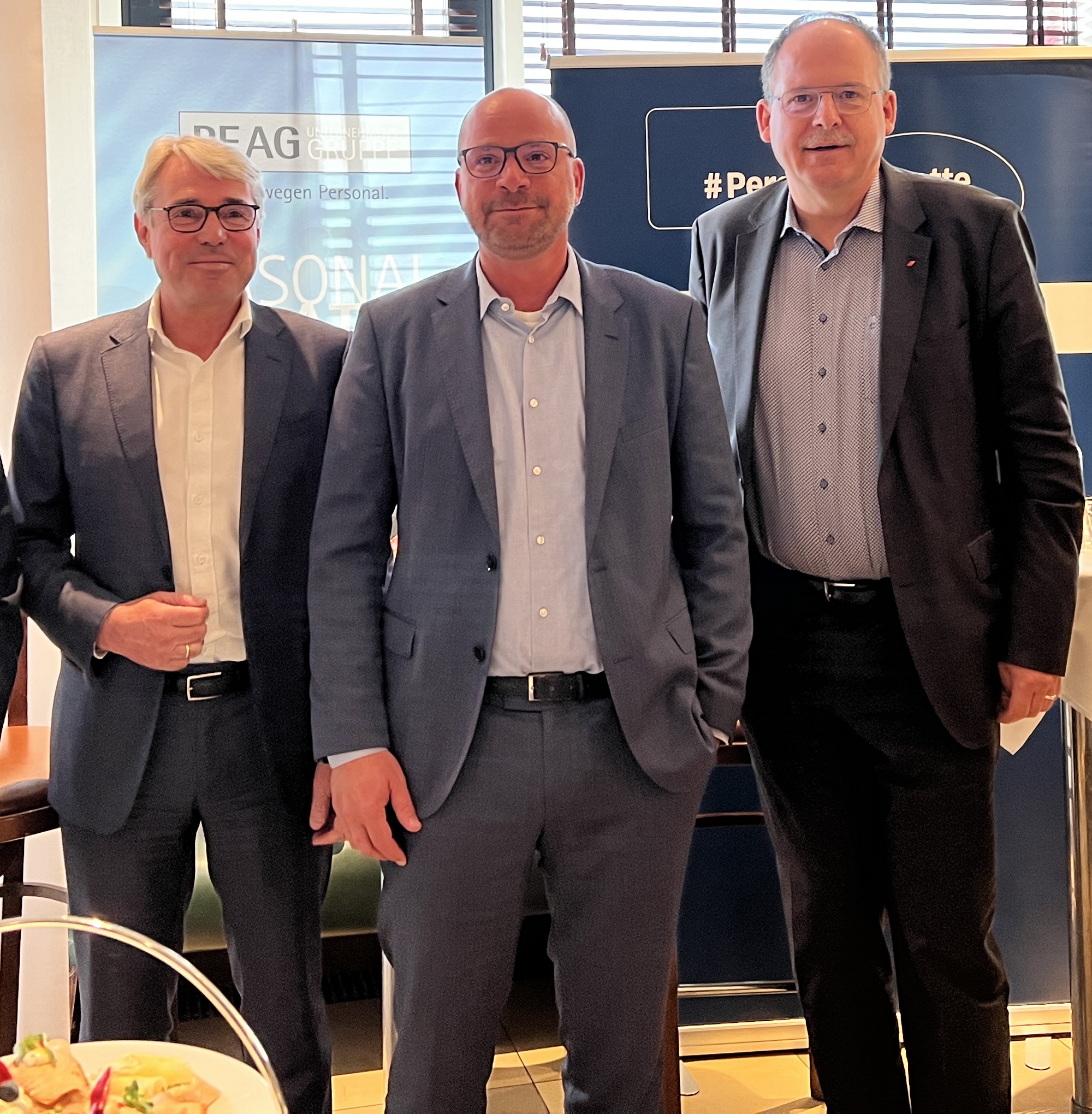 von links: Carl-Julius Cronenberg, FDP-Bundestagsfraktion und Mitglied im Ausschuss für Arbeit und Soziales, Sven Kramer, Geschäftsführer der PEAG Holding GmbH, und Stefan Körzell, Mitglied im geschäftsführenden Bundesvorstand des Deutschen Gewerkschaftsbundes