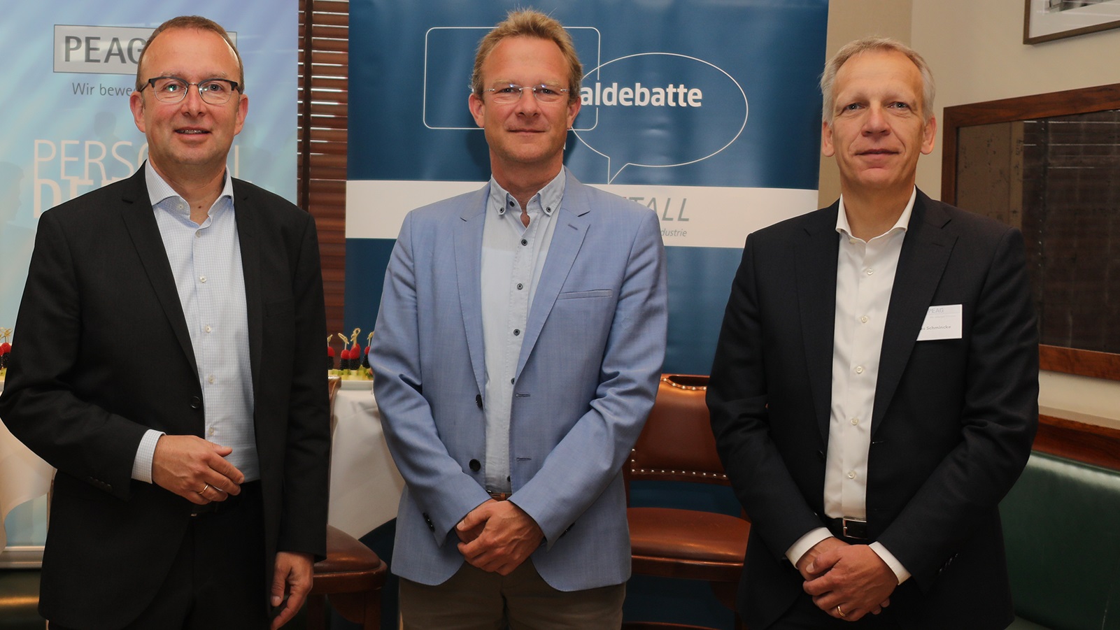 von links: Carsten Rogge-Strang vom Arbeitgeberverband des privaten Bankgewerbes, Maik Außendorf, MdB, Bündnis90/Grüne, und Andreas Schmincke, Geschäftsführer der PEAG Holding GmbH