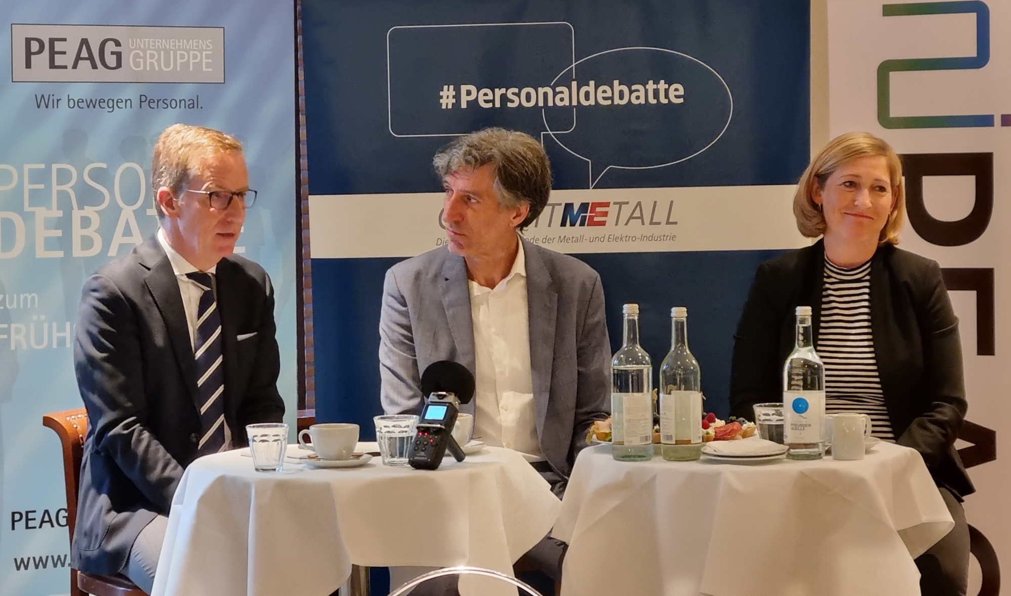 von links: Professor Michael Hüther, Direktor des Instituts der deutschen Wirtschaft, Moderator Gerhard Schröder und Lilian Tschan, Staatssekretärin im Bundesministerium für Arbeit und Soziales