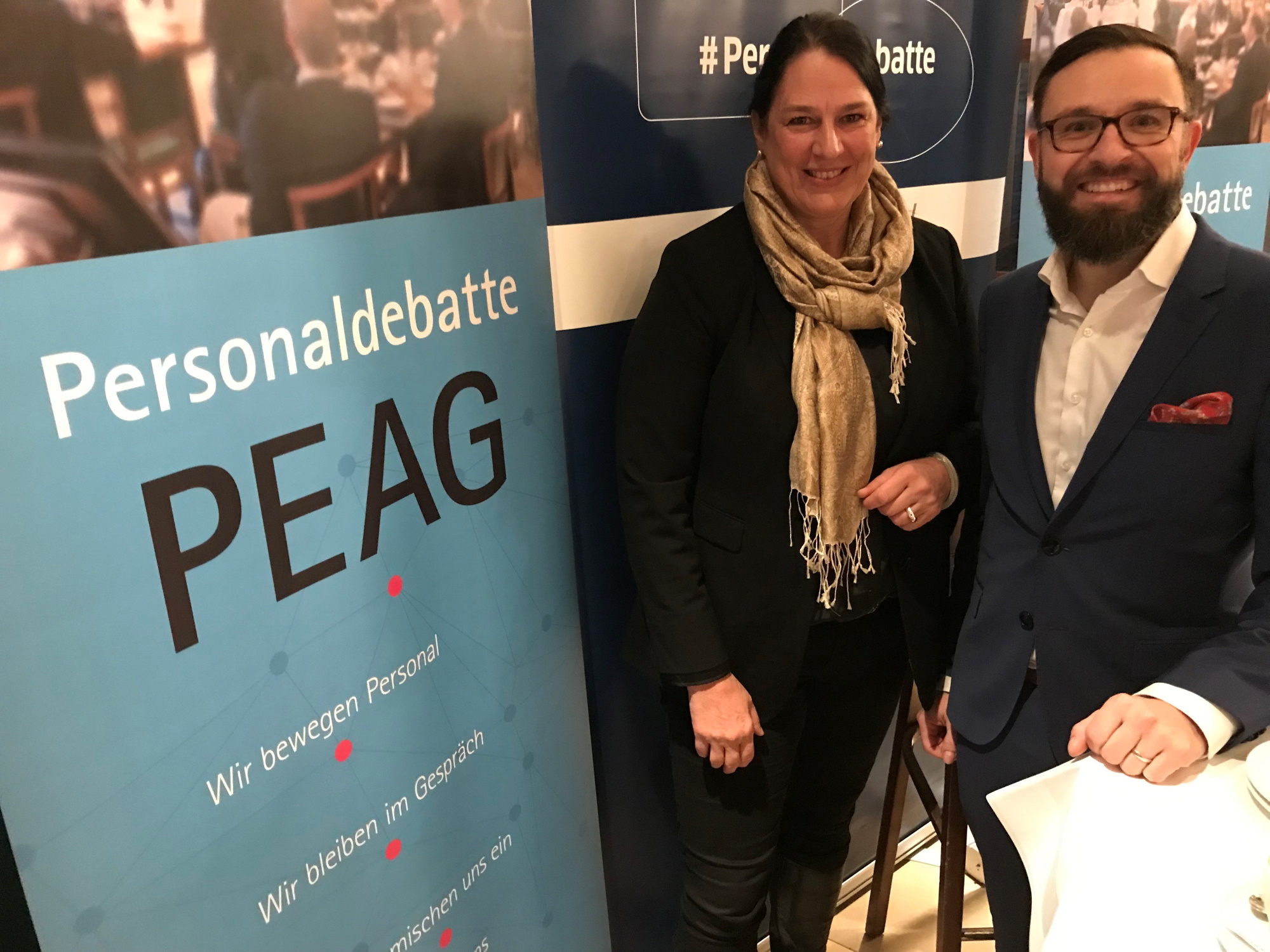von links: Prof. Dr. Anja Reinalter, Mitglied der Bundestagsfraktion Bündnis 90/Die Grünen und im Ausschuss für Bildung, Forschung und Technikfolgenabschätzung, und Nico Schönefeldt, Leiter des Bereichs Ausbildung bei der Deutschen Industrie- und Handelskammer (DIHK)
