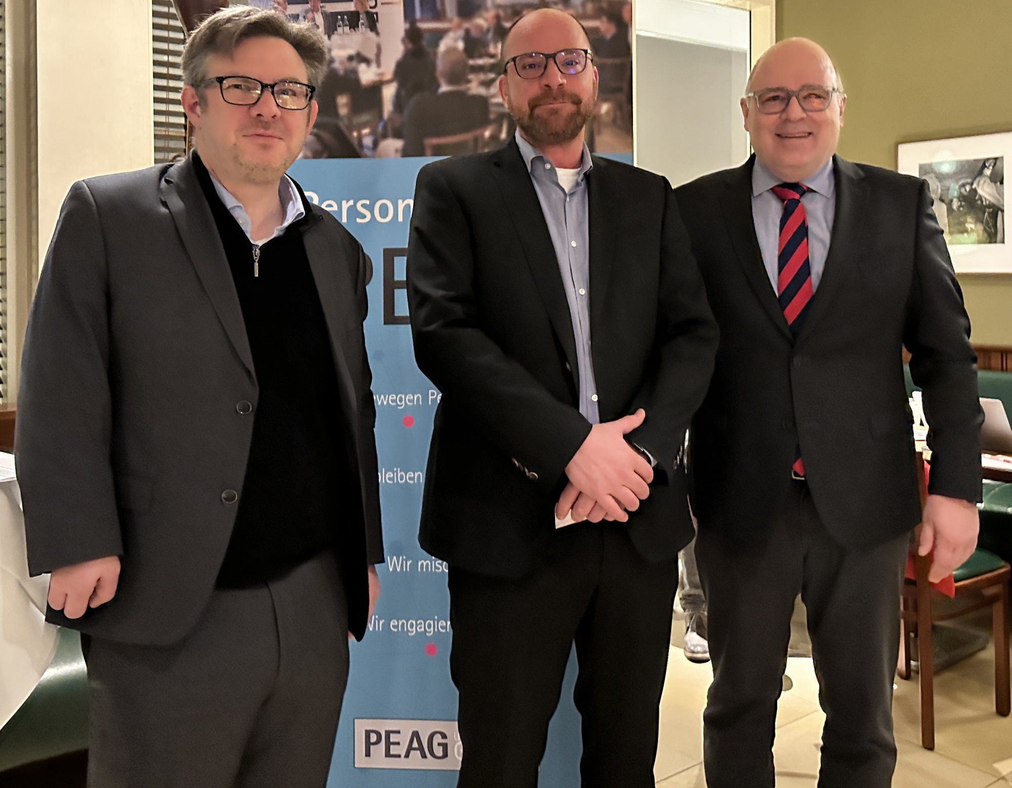 von links: Dr. Martin Rosemann, MdB, SPD, Sven Kramer, Geschäftsführer der PEAG Holding GmbH, und Steffen Kampeter, Hauptgeschäftsführer Bundesvereinigung der Deutschen Arbeitgeberverbände (BDA), 
