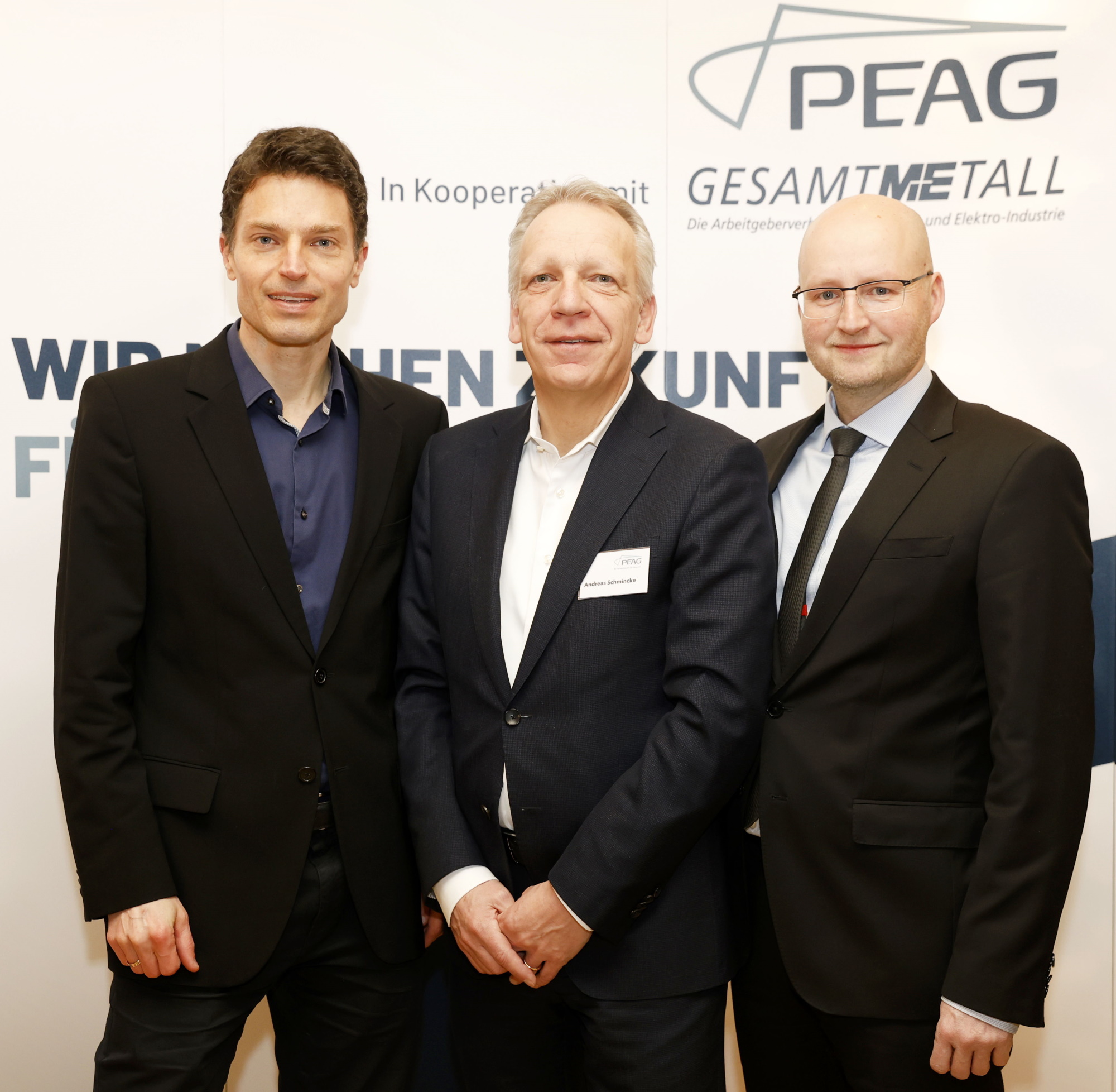 von links: Prof. Dr. Enzo Weber, Leiter des Forschungsbereichs Prognosen und gesamtwirtschaftliche Analysen am Institut für Arbeitsmarkt- und Berufsforschung (IAB), Andreas Schmincke, Geschäftsführer der PEAG Holding GmbH, und Lars Kroemer, Chefvolkswirt und Abteilungsleiter Volkswirtschaft und Statistik beim Arbeitgeberverband Gesamtmetall